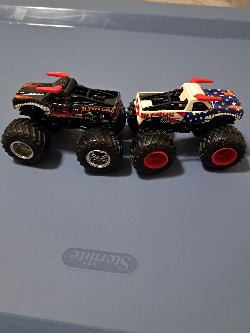 Hot Wheels Monster Jam "El Toro Loco" Star stripes Monster Truck Set Loose. - Picture 2 of 8